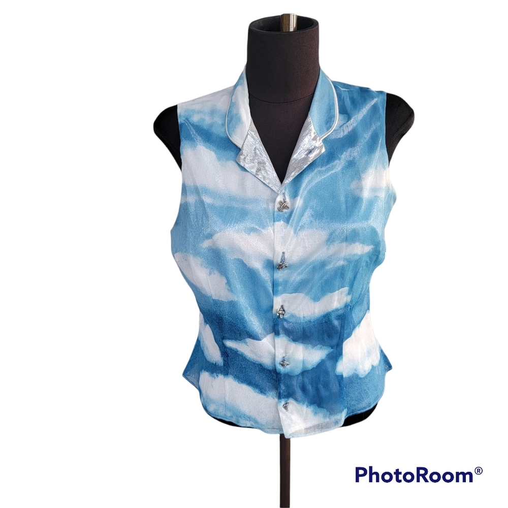 TAPP NEW YORK; Cloud Print, Vest-Style Top w/Airplane Buttons 100% Silk..Sz. M